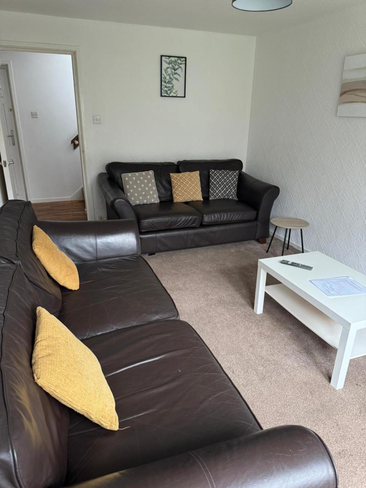 Large 2 Bedroom House Wombridge 외부 사진