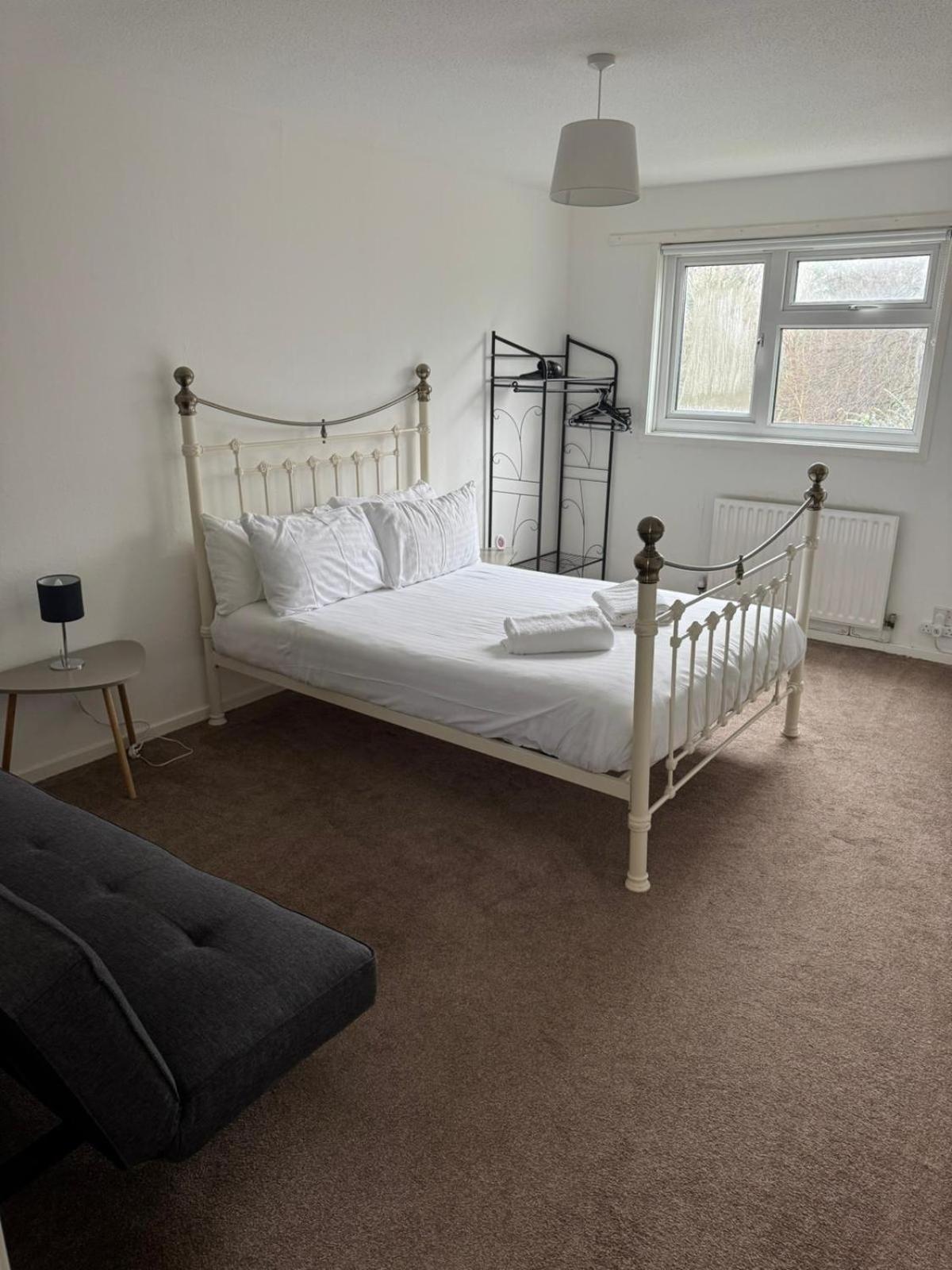 Large 2 Bedroom House Wombridge 외부 사진