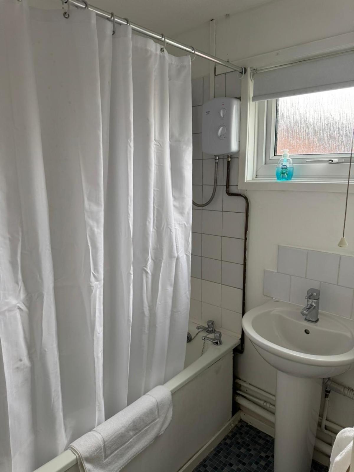 Large 2 Bedroom House Wombridge 외부 사진