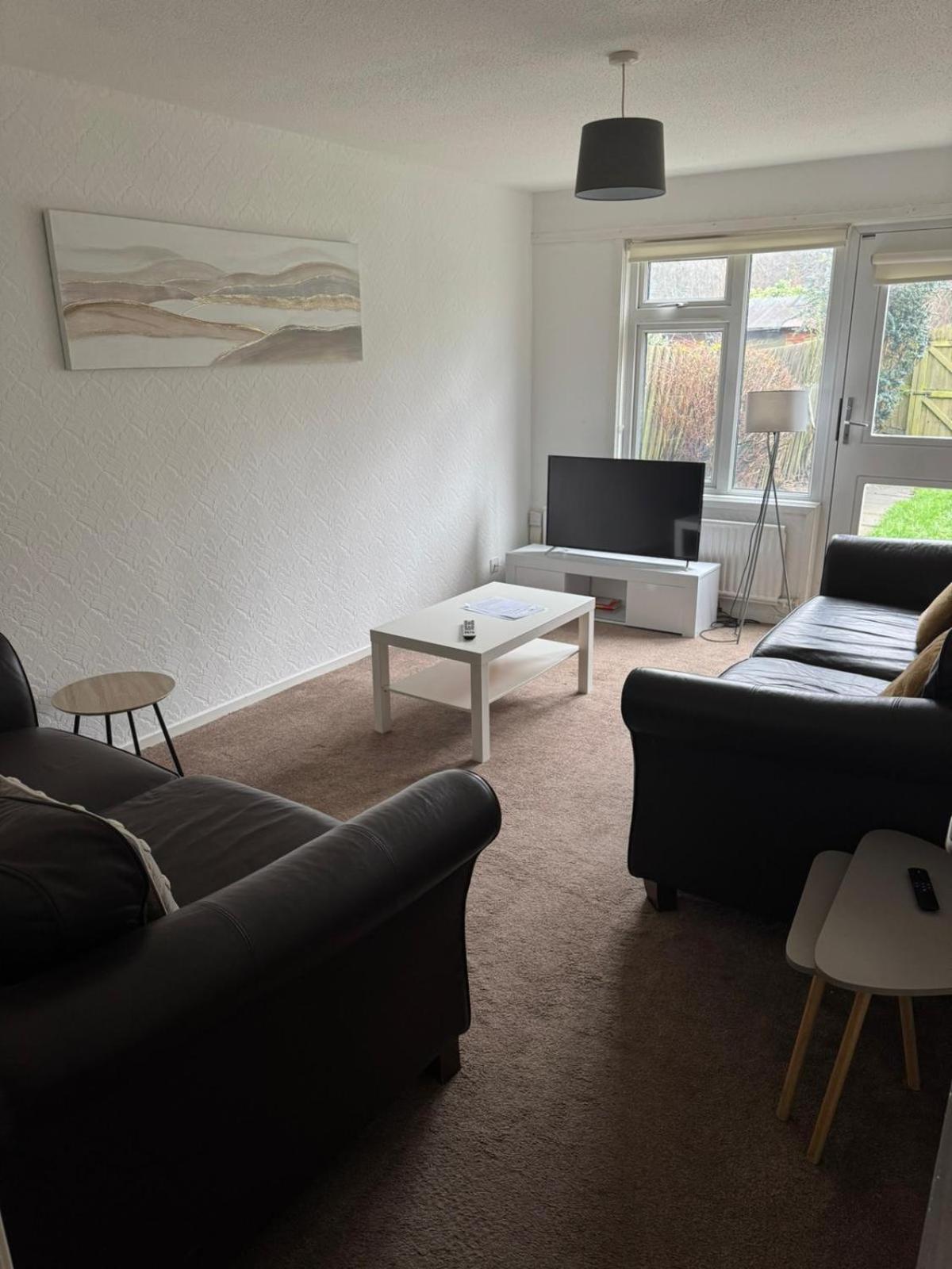 Large 2 Bedroom House Wombridge 외부 사진