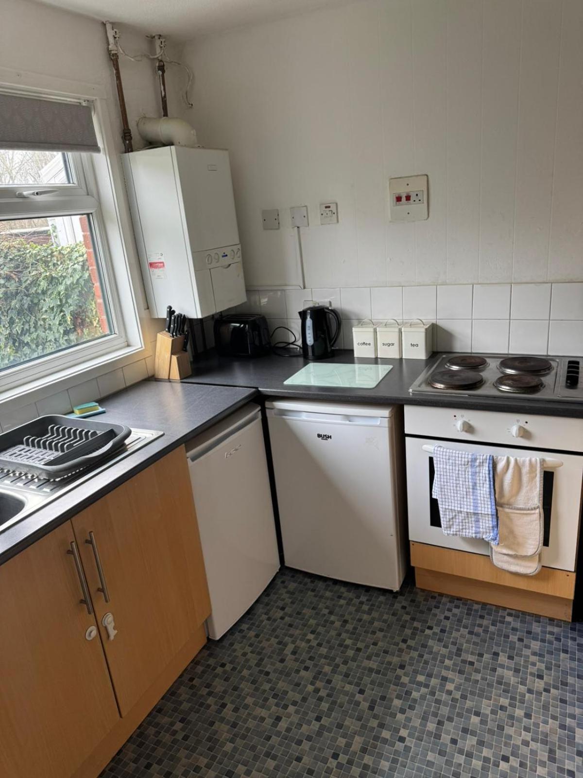 Large 2 Bedroom House Wombridge 외부 사진