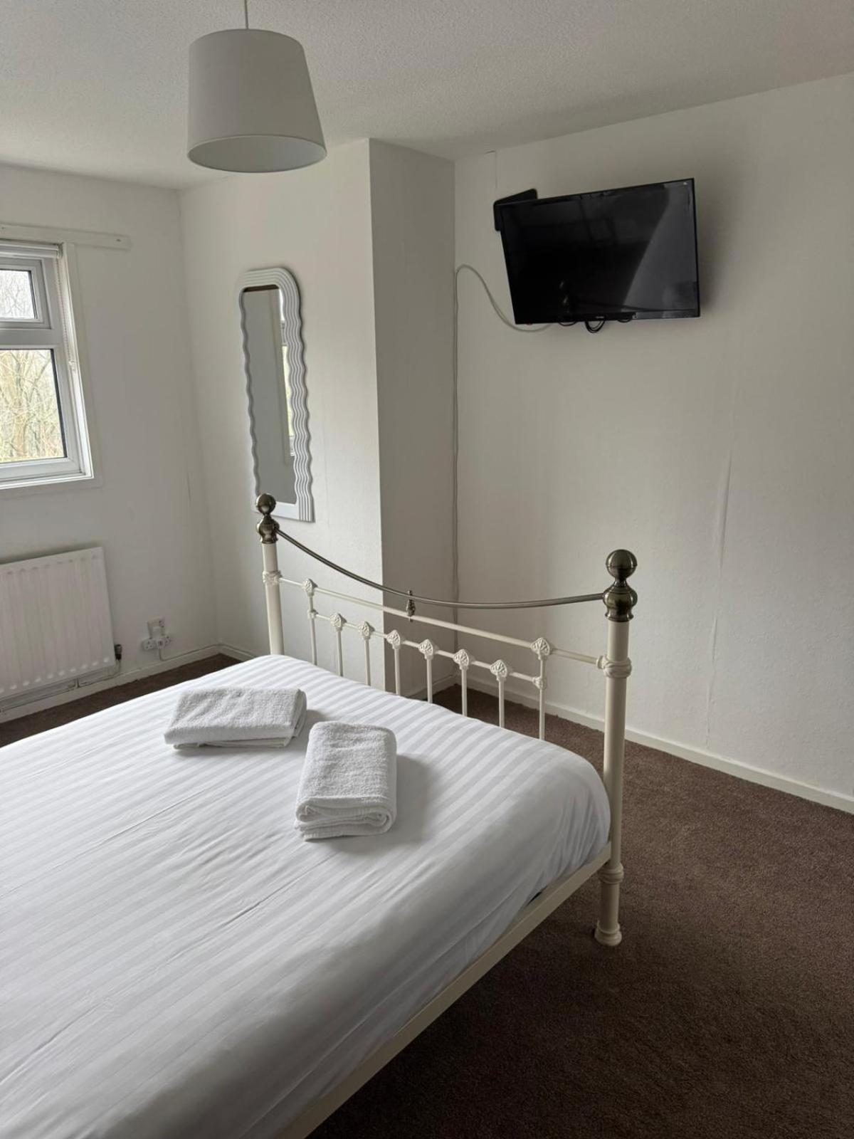 Large 2 Bedroom House Wombridge 외부 사진